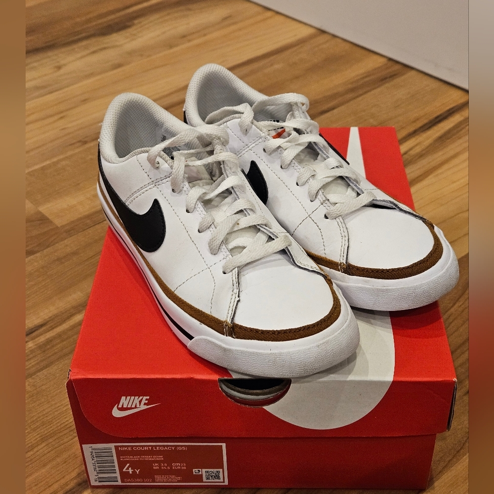 Kids Nike Court Legacy size 4, great condition